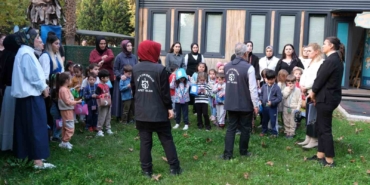 Minikler hem deprem çantası hazırladı hem "çök-kapan-tutun" yaptı