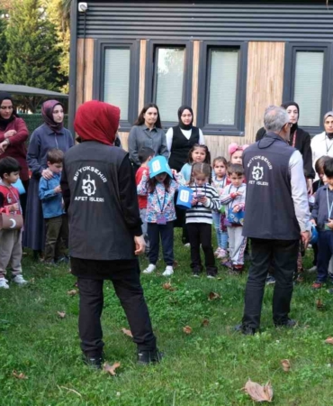 Minikler hem deprem çantası hazırladı hem "çök-kapan-tutun" yaptı