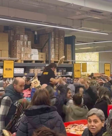 Süpermarkette kampanya izdihama yol açtı