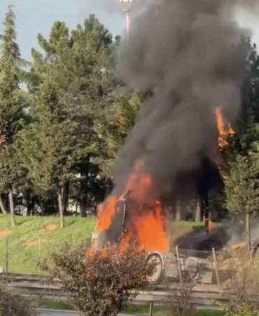 Tuzla’da seyir halindeki tır alev alev yandı