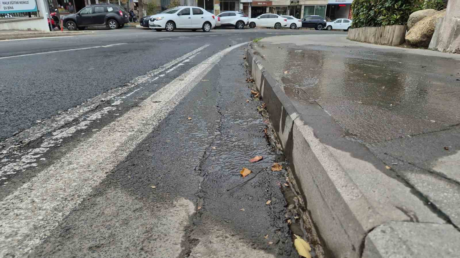 Tekirdağ’da su patlağı milli serveti caddeye akıttı: Tonlarca içme suyu heba oldu