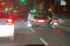 Eyüpsultan’da arızalanan otomobili motokuryeler ayaklarıyla itti