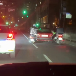 Eyüpsultan’da arızalanan otomobili motokuryeler ayaklarıyla itti