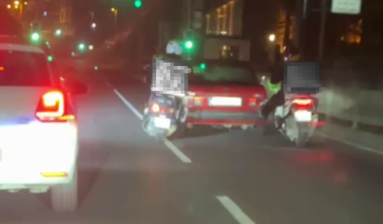 Eyüpsultan’da arızalanan otomobili motokuryeler ayaklarıyla itti