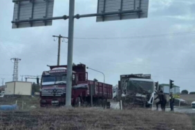 Işıklı kavşakta 2 kamyon çarpıştı: Sürücüler yaralandı