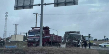 Işıklı kavşakta 2 kamyon çarpıştı: Sürücüler yaralandı