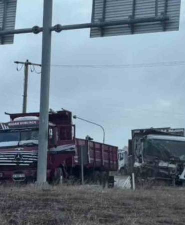 Işıklı kavşakta 2 kamyon çarpıştı: Sürücüler yaralandı
