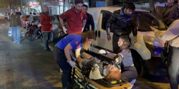 Kazaya karışan motosikletliye bakarken kaza yaptı