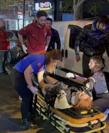 Kazaya karışan motosikletliye bakarken kaza yaptı