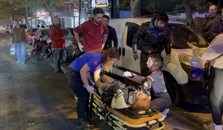 Kazaya karışan motosikletliye bakarken kaza yaptı