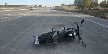 Seyir halindeki motosiklet önüne çıkan köpeğe çarptı: 2 yaralı