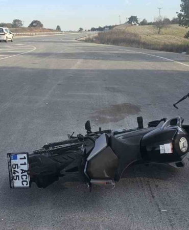 Seyir halindeki motosiklet önüne çıkan köpeğe çarptı: 2 yaralı