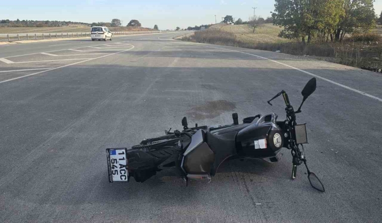 Seyir halindeki motosiklet önüne çıkan köpeğe çarptı: 2 yaralı