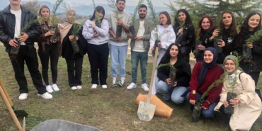 BŞEÜ Söğüt MYO’da yeni fidanlar toprakla buluştu