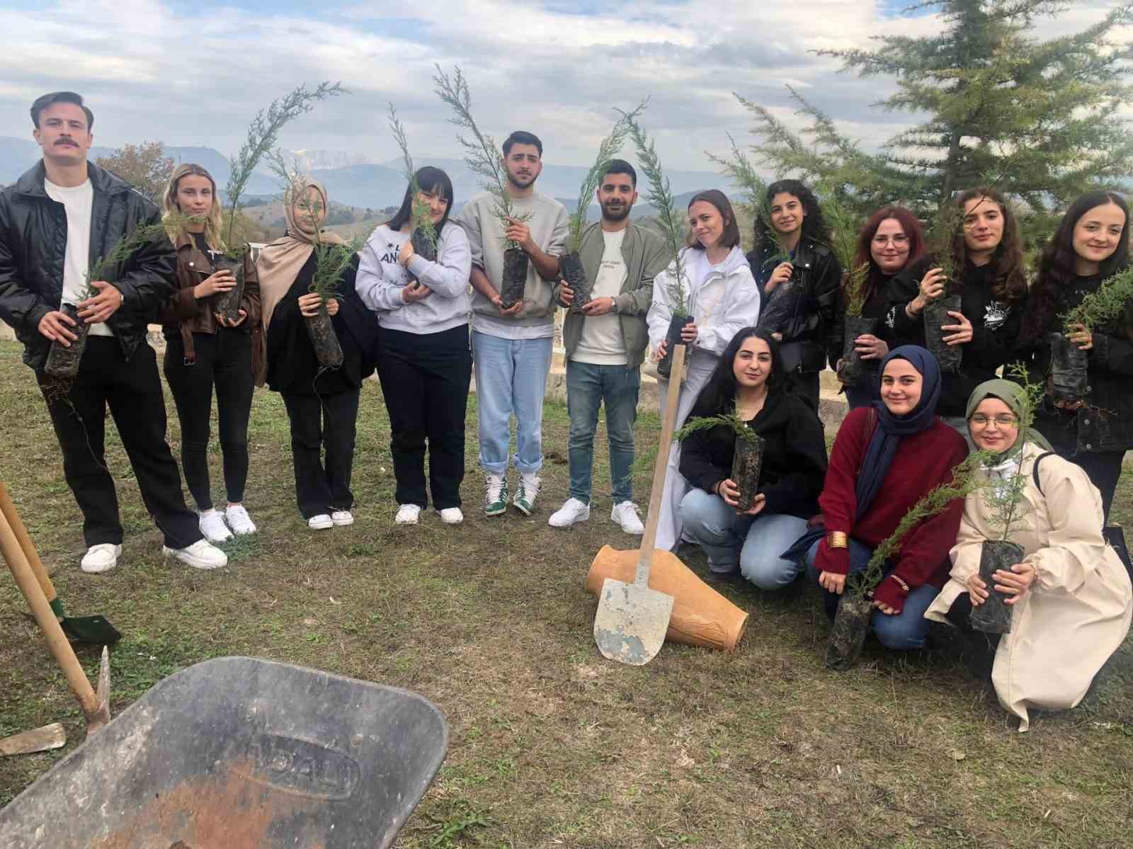 BŞEÜ Söğüt MYO’da yeni fidanlar toprakla buluştu