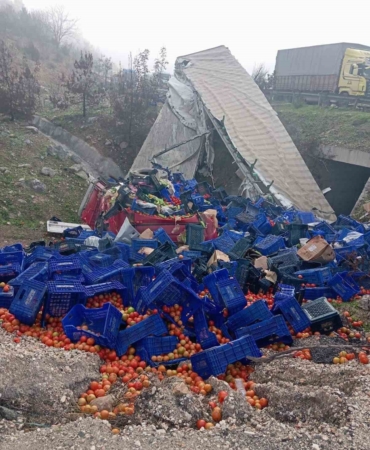 Kontrolden çıkan sebze yüklü tır devrildi: 1 yaralı