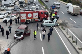 Hafif ticari araç ile otomobil çarpıştı: Yol trafiğe kapandı