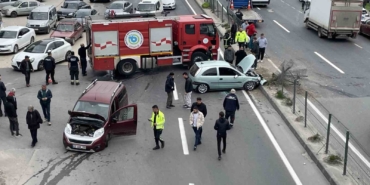 Hafif ticari araç ile otomobil çarpıştı: Yol trafiğe kapandı