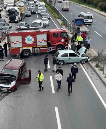 Hafif ticari araç ile otomobil çarpıştı: Yol trafiğe kapandı