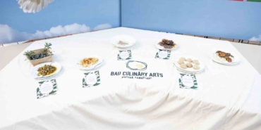 Filistin’le dayanışmada yemekler kırık tabaklarda sergilendi