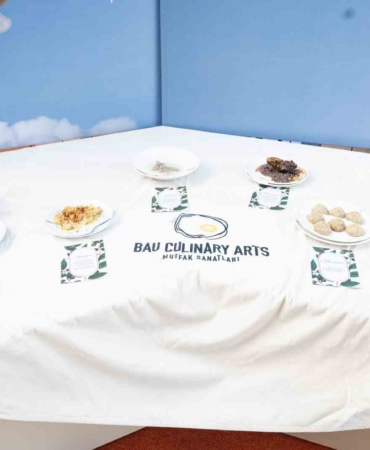 Filistin’le dayanışmada yemekler kırık tabaklarda sergilendi