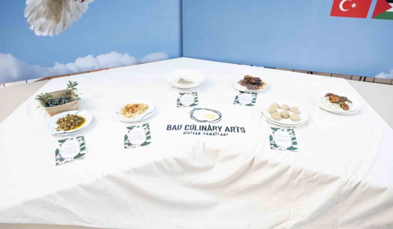 Filistin’le dayanışmada yemekler kırık tabaklarda sergilendi