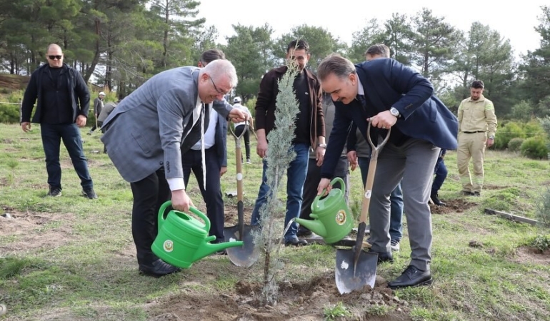 Edremit’te fidanlar toprakla buluştu