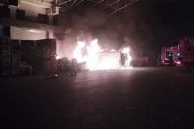 Başakşehir’de dükkanı önündeki paletlerde çıkan minibüse sıçradı