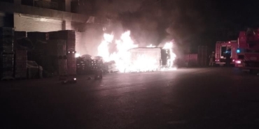 Başakşehir’de dükkanı önündeki paletlerde çıkan minibüse sıçradı