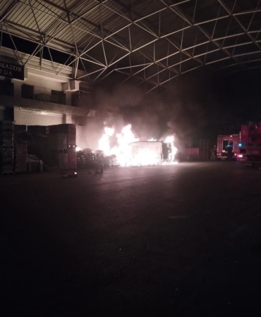 Başakşehir’de dükkanı önündeki paletlerde çıkan minibüse sıçradı