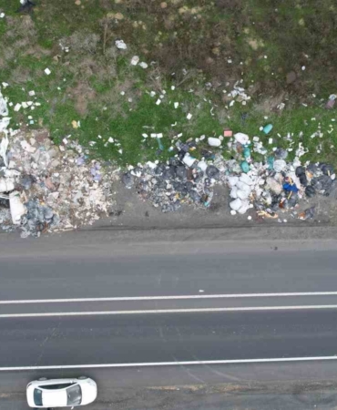 Arnavutköy’de ana cadde döküm alanına dönüştü