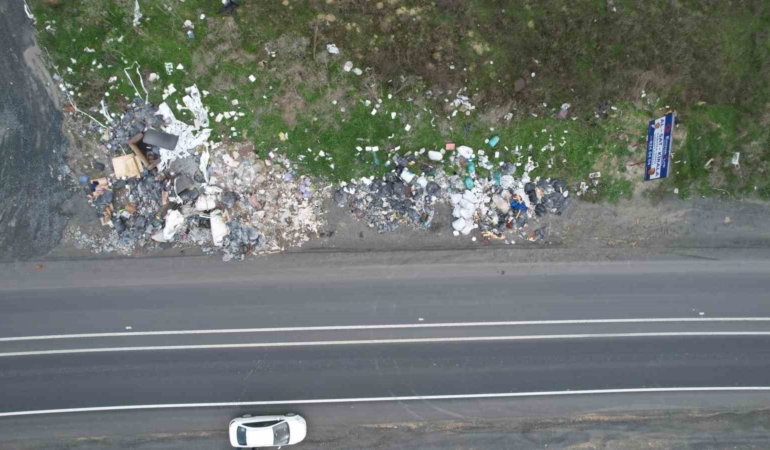 Arnavutköy’de ana cadde döküm alanına dönüştü