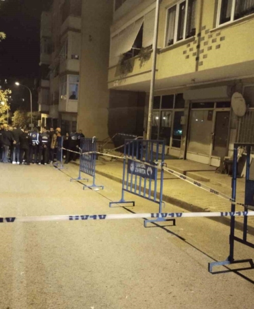 Kartal’da binanın kolonlarında çatlaklar oluştu: Bina tahliye edildi