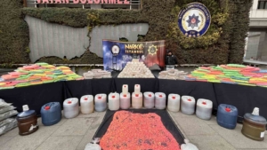 İstanbul ve Kocaeli’de ele geçirilen uyuşturucular emniyette sergilendi