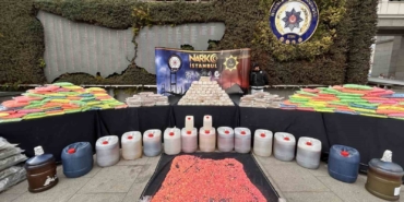 İstanbul ve Kocaeli’de ele geçirilen uyuşturucular emniyette sergilendi