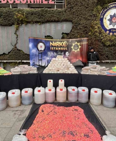 İstanbul ve Kocaeli’de ele geçirilen uyuşturucular emniyette sergilendi