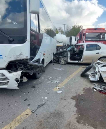 Önce yavaşlayan araca ardından karşı yönden gelen otomobile çarptı: 1 yaralı