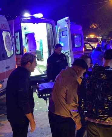 Kocaeli’de bisikletliye çarpmamak için manevra yapan otomobil direğe çarptı: 5 yaralı