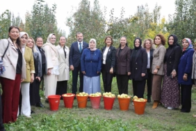 Topuklu iş kadınları ile şalvarlı köylü kadınları aynı tarlada