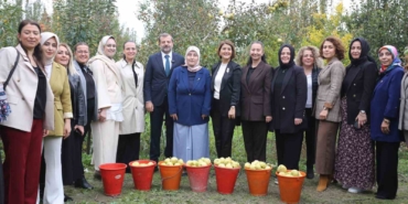 Topuklu iş kadınları ile şalvarlı köylü kadınları aynı tarlada