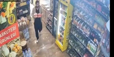 Kontrolden çıkan cip şarküteriye daldı: Kıl payı kurtuluş kamerada