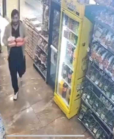 Kontrolden çıkan cip şarküteriye daldı: Kıl payı kurtuluş kamerada