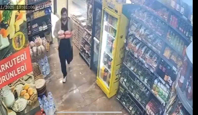 Kontrolden çıkan cip şarküteriye daldı: Kıl payı kurtuluş kamerada
