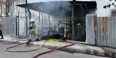 Beylikdüzü’nde boş kulübe alev alev yandı