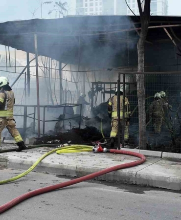 Beylikdüzü’nde boş kulübe alev alev yandı
