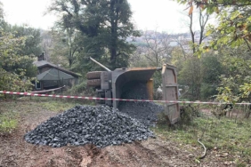 Beykoz’da mıcır yüklü kamyon devrildi: 1 yaralı