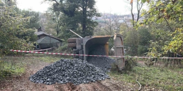 Beykoz’da mıcır yüklü kamyon devrildi: 1 yaralı