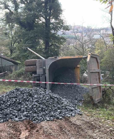 Beykoz’da mıcır yüklü kamyon devrildi: 1 yaralı