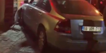 Fren yerine gaza basınca otomobil dükkana girdi