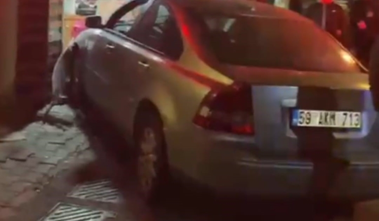 Fren yerine gaza basınca otomobil dükkana girdi